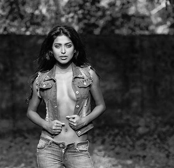 PHOTOS: बोल्ड रिया सेन दिखेंगी सलमान खान के साथ!