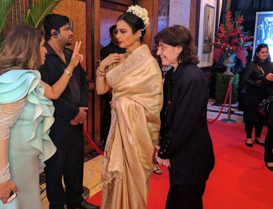 PHOTOS: रेखा ने फिर बदला लुक, देखें क्या पसंद आया आपको