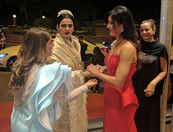 PHOTOS: रेखा ने फिर बदला लुक, देखें क्या पसंद आया आपको