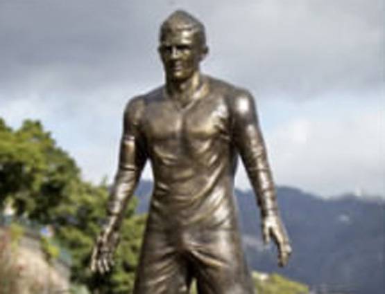 PHOTOS: रोनाल्डो की मूर्ति का सोशल मीडिया पर जमकर उड़ा मजाक