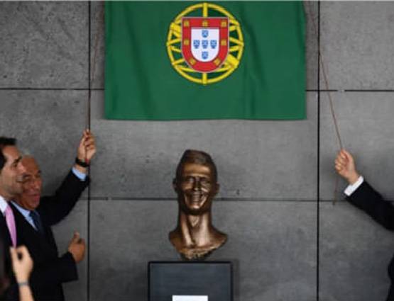 PHOTOS: रोनाल्डो की मूर्ति का सोशल मीडिया पर जमकर उड़ा मजाक