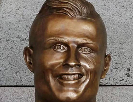 PHOTOS: रोनाल्डो की मूर्ति का सोशल मीडिया पर जमकर उड़ा मजाक