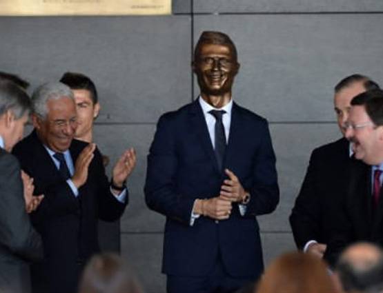 PHOTOS: रोनाल्डो की मूर्ति का सोशल मीडिया पर जमकर उड़ा मजाक