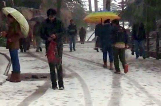 9 PHOTOS मेें देखें शिमला में बर्फबारी