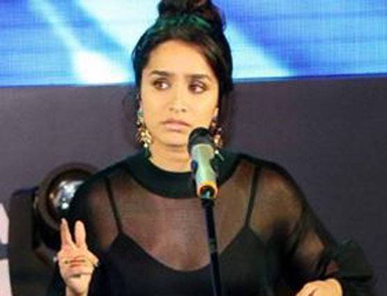 13 PHOTOS: बॉलीवुड एक्ट्रेस ने ट्रांसपेरेंट ड्रेस पहन किया बवाल