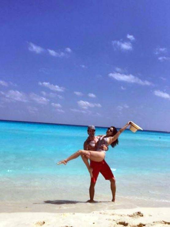 समंदर किनारे सनी लियोनी की छुट्टियां, PHOTOS से उठा तूफान