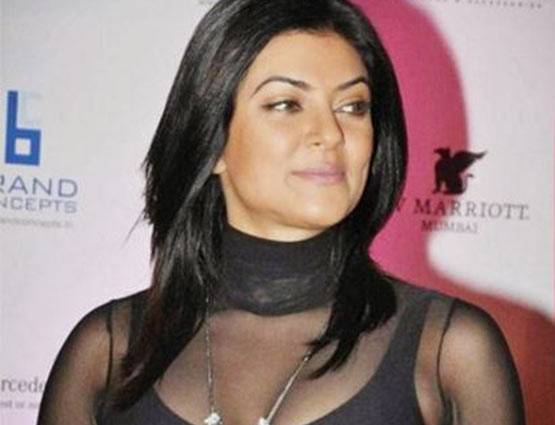 13 PHOTOS: बॉलीवुड एक्ट्रेस ने ट्रांसपेरेंट ड्रेस पहन किया बवाल