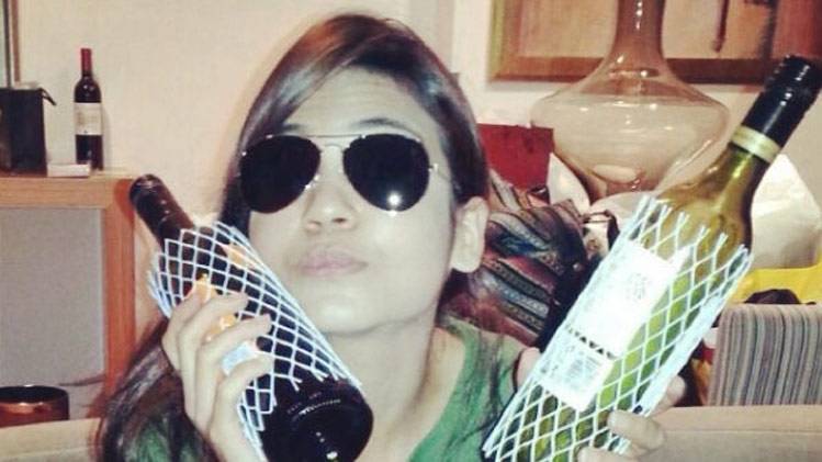 ये हैं अल्का यागनिक की खूबसूरत बेटी, ड्रिंक करते शेयर की फोटो