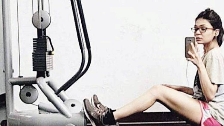 ये हैं अल्का यागनिक की खूबसूरत बेटी, ड्रिंक करते शेयर की फोटो