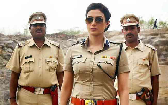 PHOTOS: पुलिस यूनिफॉर्म में कौन बेहतर-प्रियंका या तब्बू