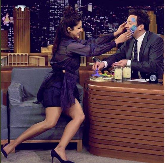 प्रियंका चोपड़ा ने विदेश में ऐसे खेली होली