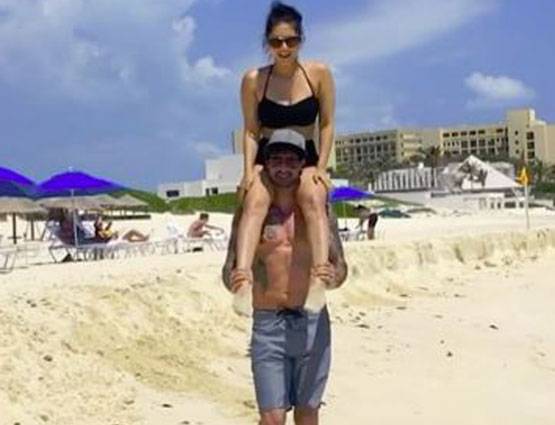 समंदर किनारे सनी लियोनी की छुट्टियां, PHOTOS से उठा तूफान