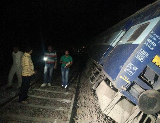 PHOTOS: दो हिस्सों में बंट गई महाकौशल एक्सप्रेस, टला बड़ा हादसा