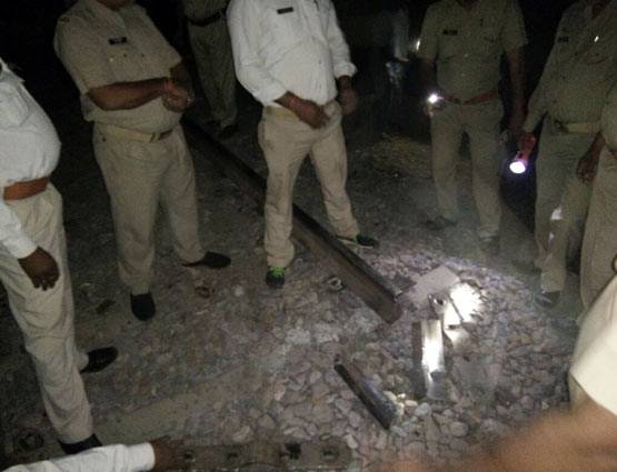 PHOTOS: दो हिस्सों में बंट गई महाकौशल एक्सप्रेस, टला बड़ा हादसा