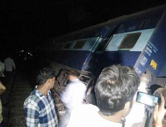 PHOTOS: दो हिस्सों में बंट गई महाकौशल एक्सप्रेस, टला बड़ा हादसा