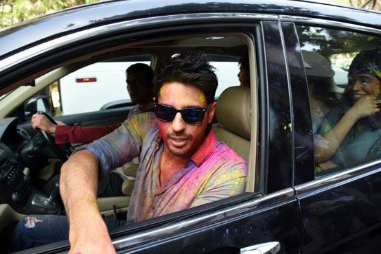 होली पर 'बद्री' ने लगाया अपनी 'दुल्हनिया' को गुलाल...