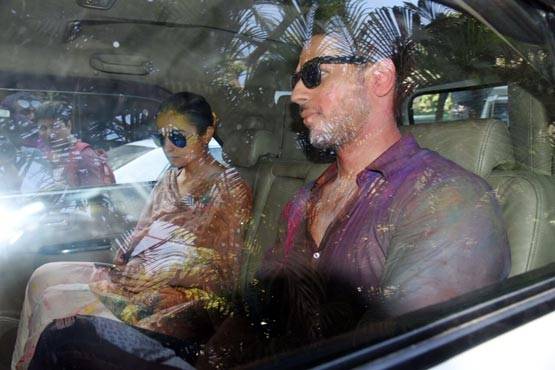 होली पर 'बद्री' ने लगाया अपनी 'दुल्हनिया' को गुलाल...