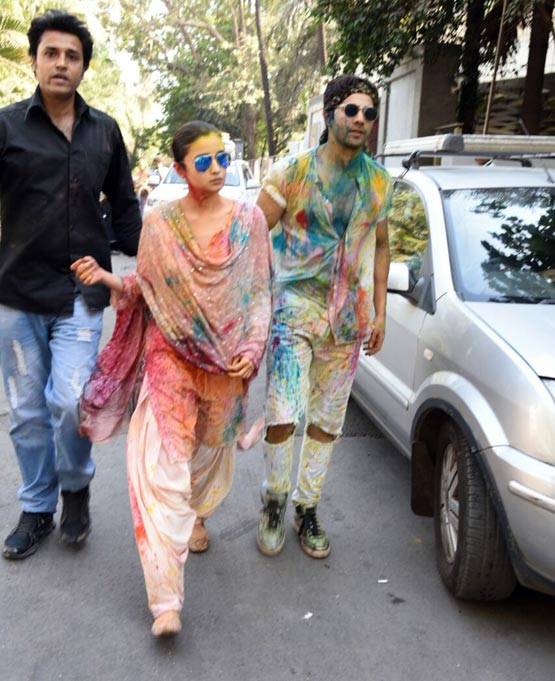 होली पर 'बद्री' ने लगाया अपनी 'दुल्हनिया' को गुलाल...