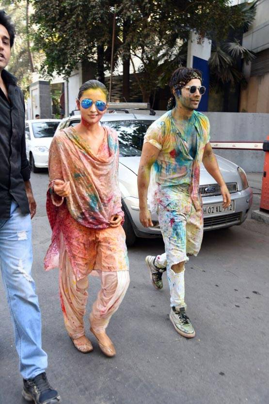 होली पर 'बद्री' ने लगाया अपनी 'दुल्हनिया' को गुलाल...