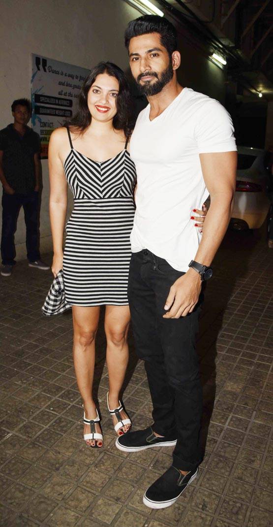 'बद्रीनाथ की दुल्हनिया' देखने शाहिद के भाई के साथ आई श्रीदेवी की बेटी!