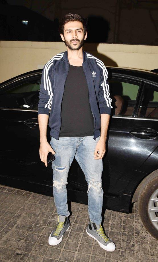 'बद्रीनाथ की दुल्हनिया' देखने शाहिद के भाई के साथ आई श्रीदेवी की बेटी!