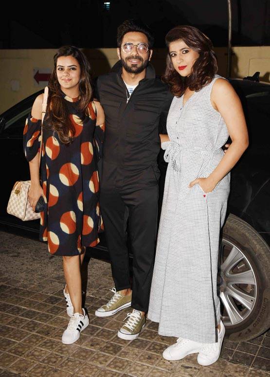 'बद्रीनाथ की दुल्हनिया' देखने शाहिद के भाई के साथ आई श्रीदेवी की बेटी!