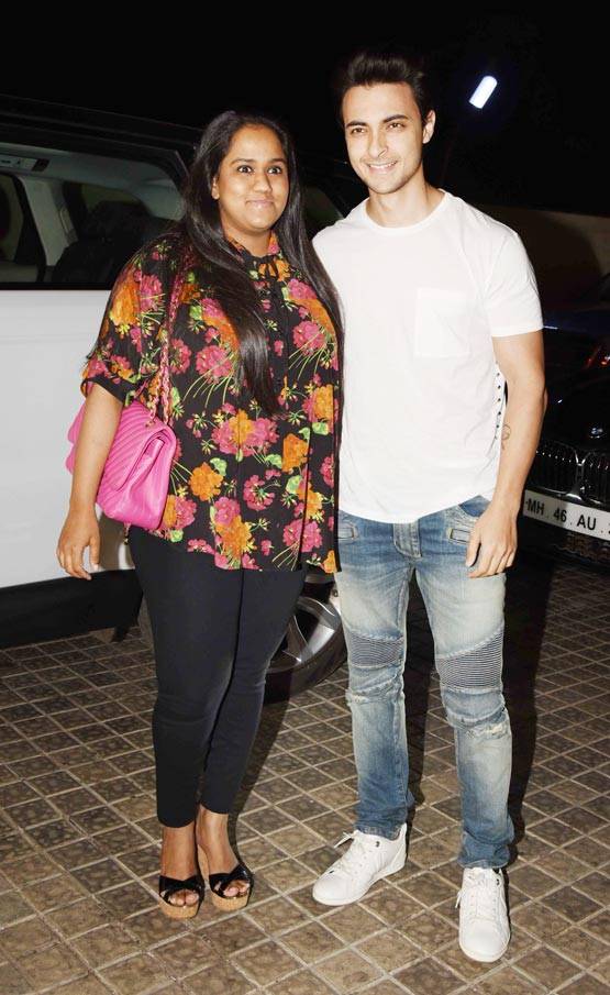 'बद्रीनाथ की दुल्हनिया' देखने शाहिद के भाई के साथ आई श्रीदेवी की बेटी!