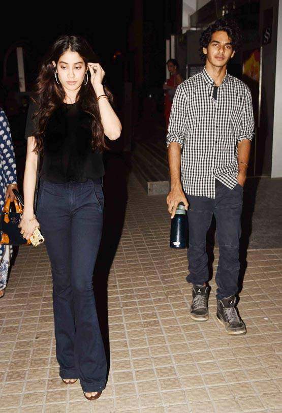 'बद्रीनाथ की दुल्हनिया' देखने शाहिद के भाई के साथ आई श्रीदेवी की बेटी!