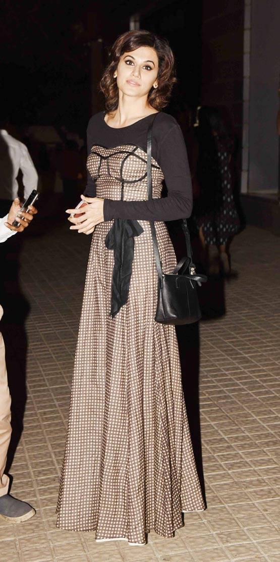 'बद्रीनाथ की दुल्हनिया' देखने शाहिद के भाई के साथ आई श्रीदेवी की बेटी!