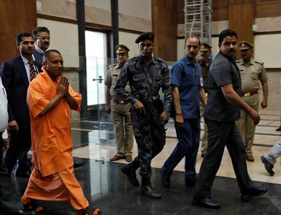 कुर्सी से लेकर सोफे पर चढ़ा भगवा रंग, PHOTOS में देखें योगी की जीवनशैली