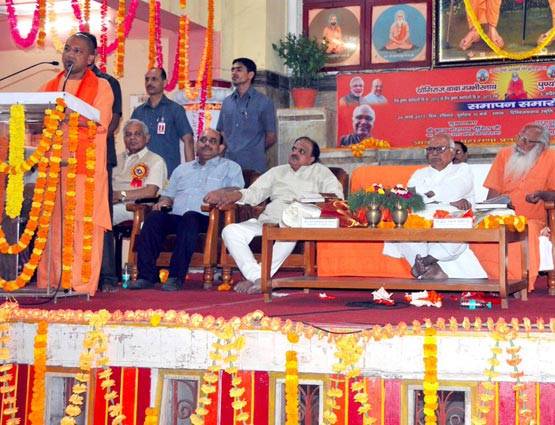 कुर्सी से लेकर सोफे पर चढ़ा भगवा रंग, PHOTOS में देखें योगी की जीवनशैली