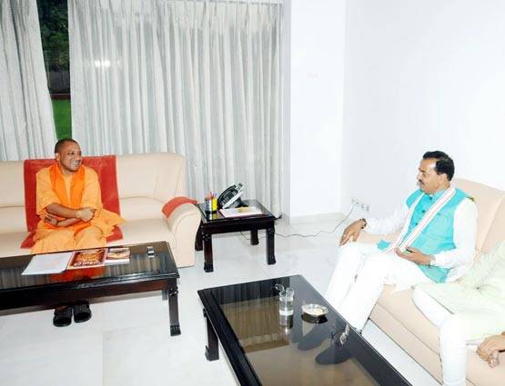 कुर्सी से लेकर सोफे पर चढ़ा भगवा रंग, PHOTOS में देखें योगी की जीवनशैली