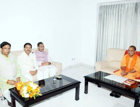 कुर्सी से लेकर सोफे पर चढ़ा भगवा रंग, PHOTOS में देखें योगी की जीवनशैली