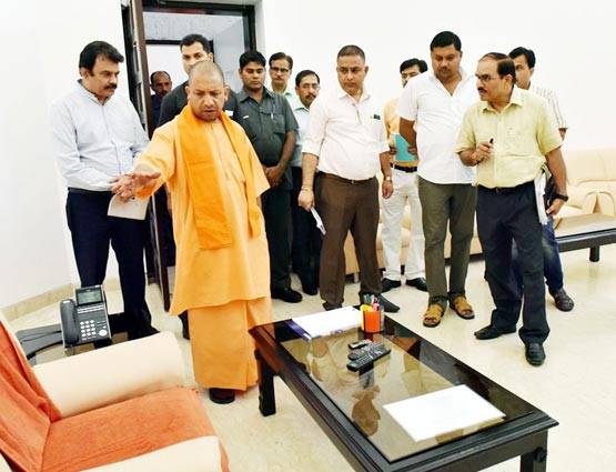 कुर्सी से लेकर सोफे पर चढ़ा भगवा रंग, PHOTOS में देखें योगी की जीवनशैली