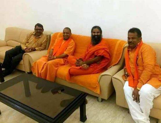 कुर्सी से लेकर सोफे पर चढ़ा भगवा रंग, PHOTOS में देखें योगी की जीवनशैली