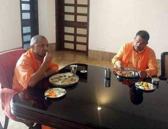 कुर्सी से लेकर सोफे पर चढ़ा भगवा रंग, PHOTOS में देखें योगी की जीवनशैली