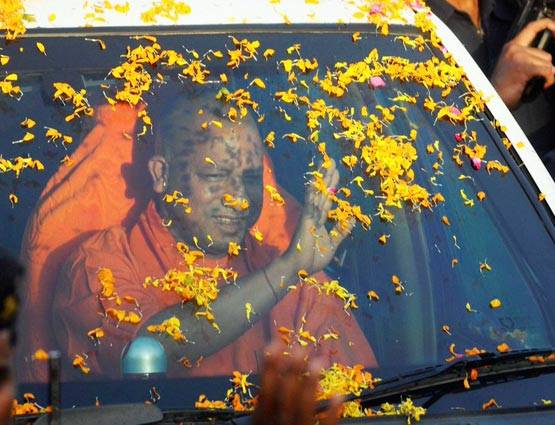 कुर्सी से लेकर सोफे पर चढ़ा भगवा रंग, PHOTOS में देखें योगी की जीवनशैली