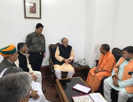 पहली बार दिल्ली पहुंचे CM योगी, 6 घंटे में 5 हस्तियों से मिले