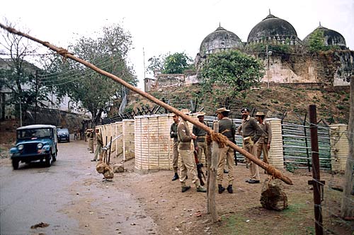 अतीत के झरोखे से...तस्वीरों में देखिए बाबरी ढांचा विध्‍वंस