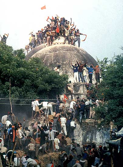 अतीत के झरोखे से...तस्वीरों में देखिए बाबरी ढांचा विध्‍वंस