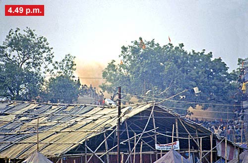 अतीत के झरोखे से...तस्वीरों में देखिए बाबरी ढांचा विध्‍वंस