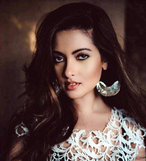 PHOTOS: एक समय MMS हुआ था लीक, अब कराया TOPLESS PHOTOSHOOT