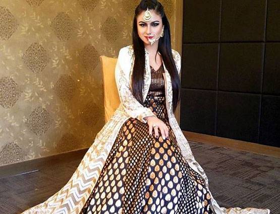 सेनेटरी पैड टैक्स फ्री चाहती है ये मॉडल, इन PHOTOS से सुर्खियों में