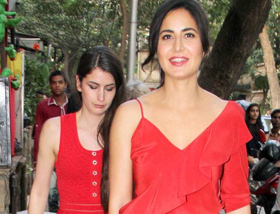 रेड टॉप में फैमिली के साथ दिखीं कटरीना, कहां थे 'बॉडीगार्ड'