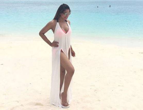 PHOTOS: गोवा में अपनी पहली वेडिंग एनिवर्सरी सेलिब्रेट कर रहे हैं करण और बिपाशा