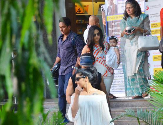 PHOTOS: बेटी मीशा और पत्नी मीरा के साथ लंच करने पहुंचे शाहिद