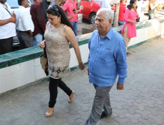 पापा के निधन पर ऐसे दिखे अक्षय खन्ना, अमिताभ समेत पहुंचे ये सेलेब्स