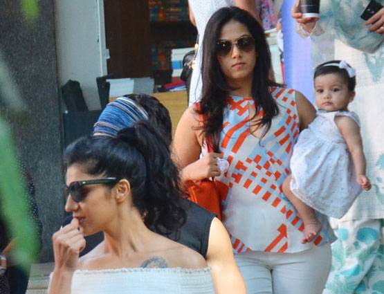 PHOTOS: बेटी मीशा और पत्नी मीरा के साथ लंच करने पहुंचे शाहिद