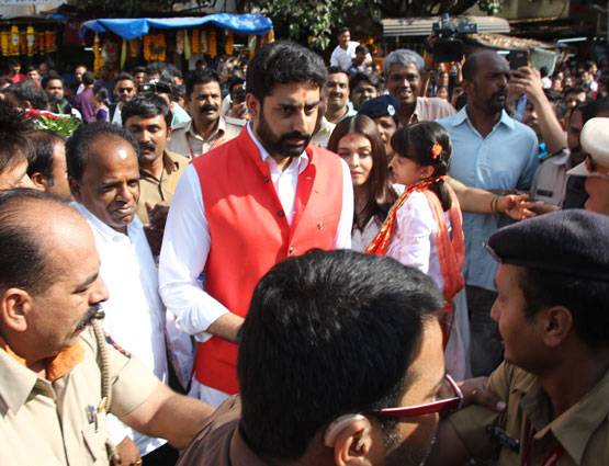 PHOTOS: शादी की 10वीं सालगिरह पर अभि-ऐश ने किया सिद्धिविनायक का दर्शन