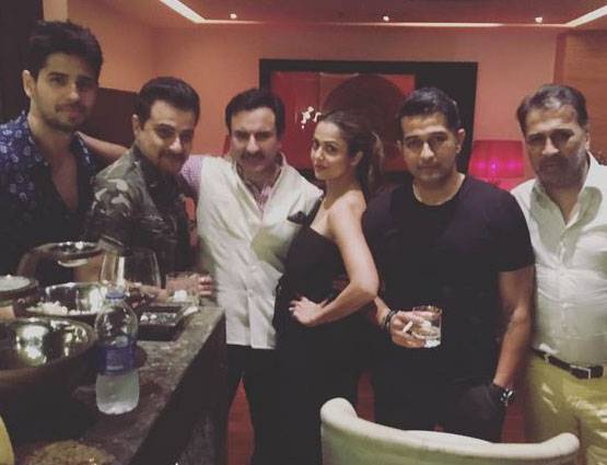 इतना सकुचाते हुए करीना कहां जा रही हैं...